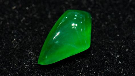  Jadeite! Mitä Tehdään Tästä Harvinaisesta Mineraalista ja Miten Se Muuttuu Arvokkaaksi Materiaaliksi?